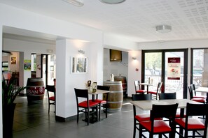 Lunch and dinner served, French cuisine - Logis Hôtel Le Fair Play (Léon)