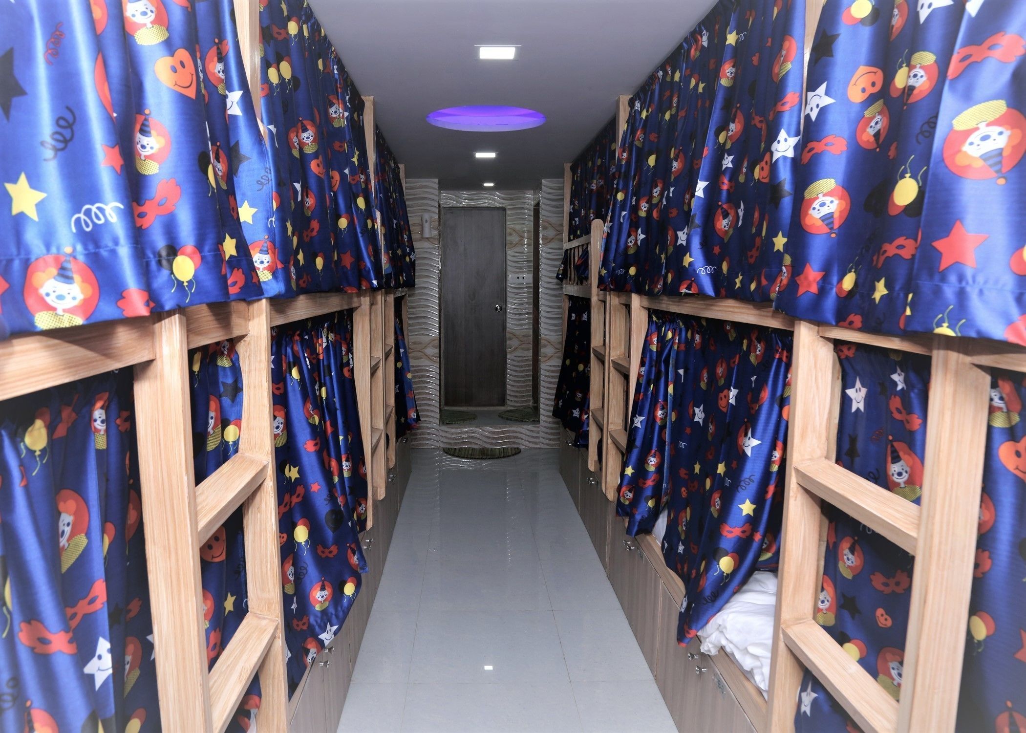 Pengeskab på værelset, skrivebord, gratis Wi-Fi