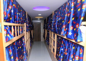 房內夾萬、書桌、免費 Wi-Fi