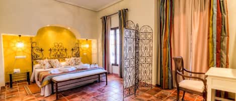 Caja de seguridad en la habitación, muebles diferentes y escritorio