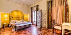 Caja de seguridad en la habitación, muebles diferentes y escritorio