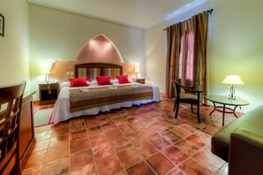 In-room safe, individually furnished, desk, blackout curtains - Cortijo Los Naranjos de San Juan (Las Cabezas de San Juan)