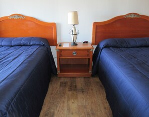 Kamer, 2 tweepersoonsbedden | Een bureau, gratis wifi, beddengoed