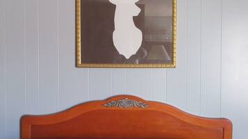 Room, 1 Queen Bed | Desk, free WiFi, bed sheets