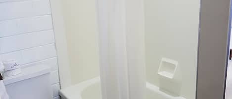 Chambre, 2 lits doubles | Salle de bain | Ensemble douche/baignoire, articles de toilette gratuits
