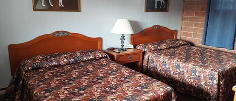 Una scrivania, Wi-Fi gratuito, lenzuola