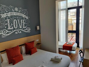 Deluxe Double Room, Terrace (3 adultos) - Hostal Live Natura Barcelona (Barcelona)