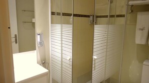Shower, free toiletries, hair dryer, towels - Hostal Live Natura Barcelona (Barcelona)