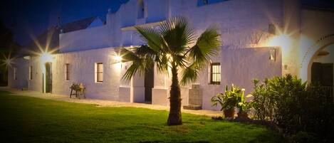 施設の正面 (日没後)