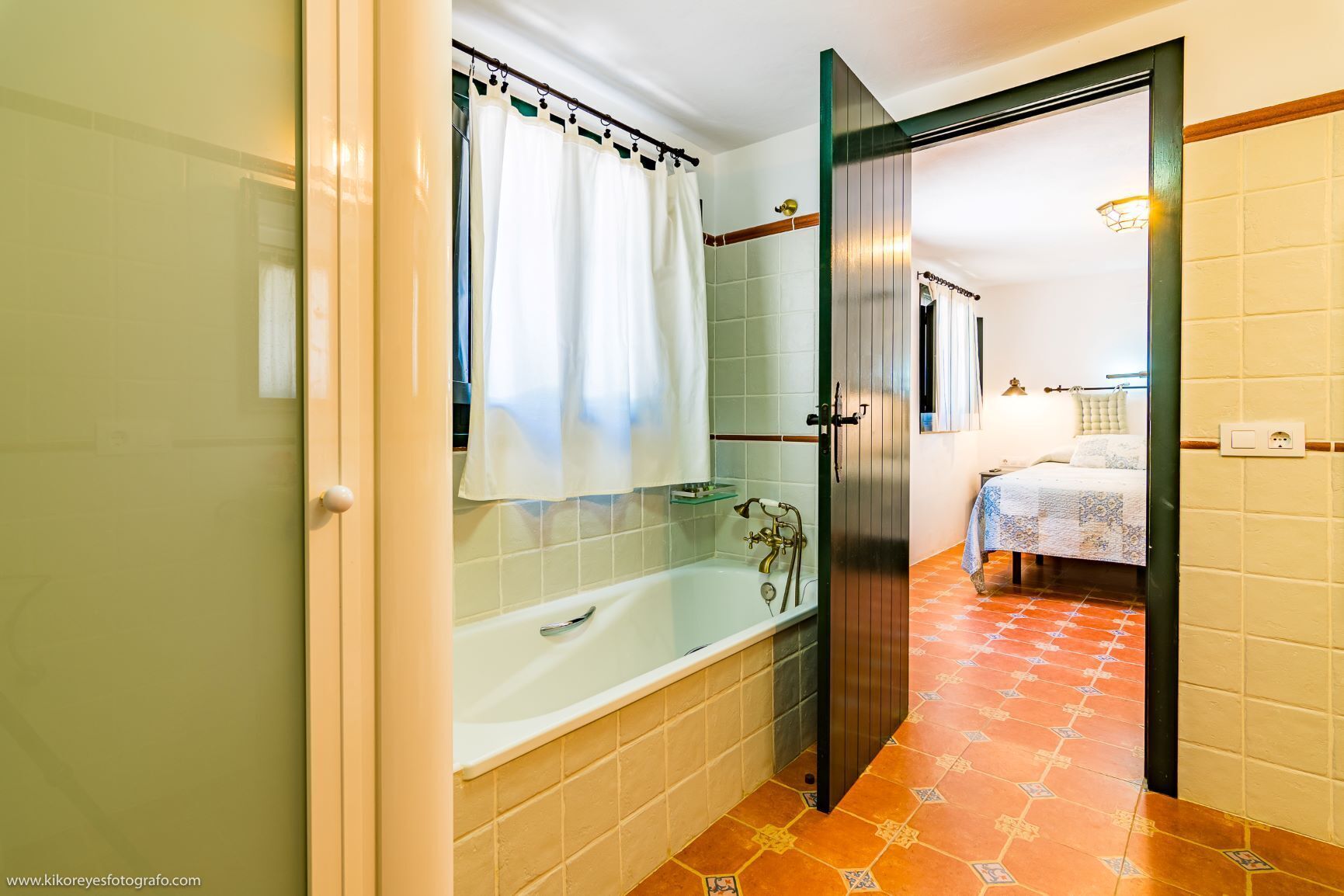classic suite, terrace | bathroom | free toiletries, hair dryer, towels, soap