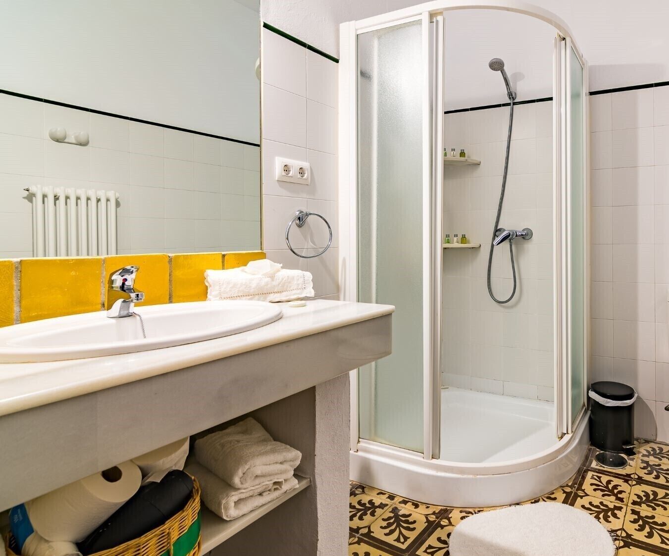 standard twin room | bathroom | free toiletries, hair dryer, towels, soap
