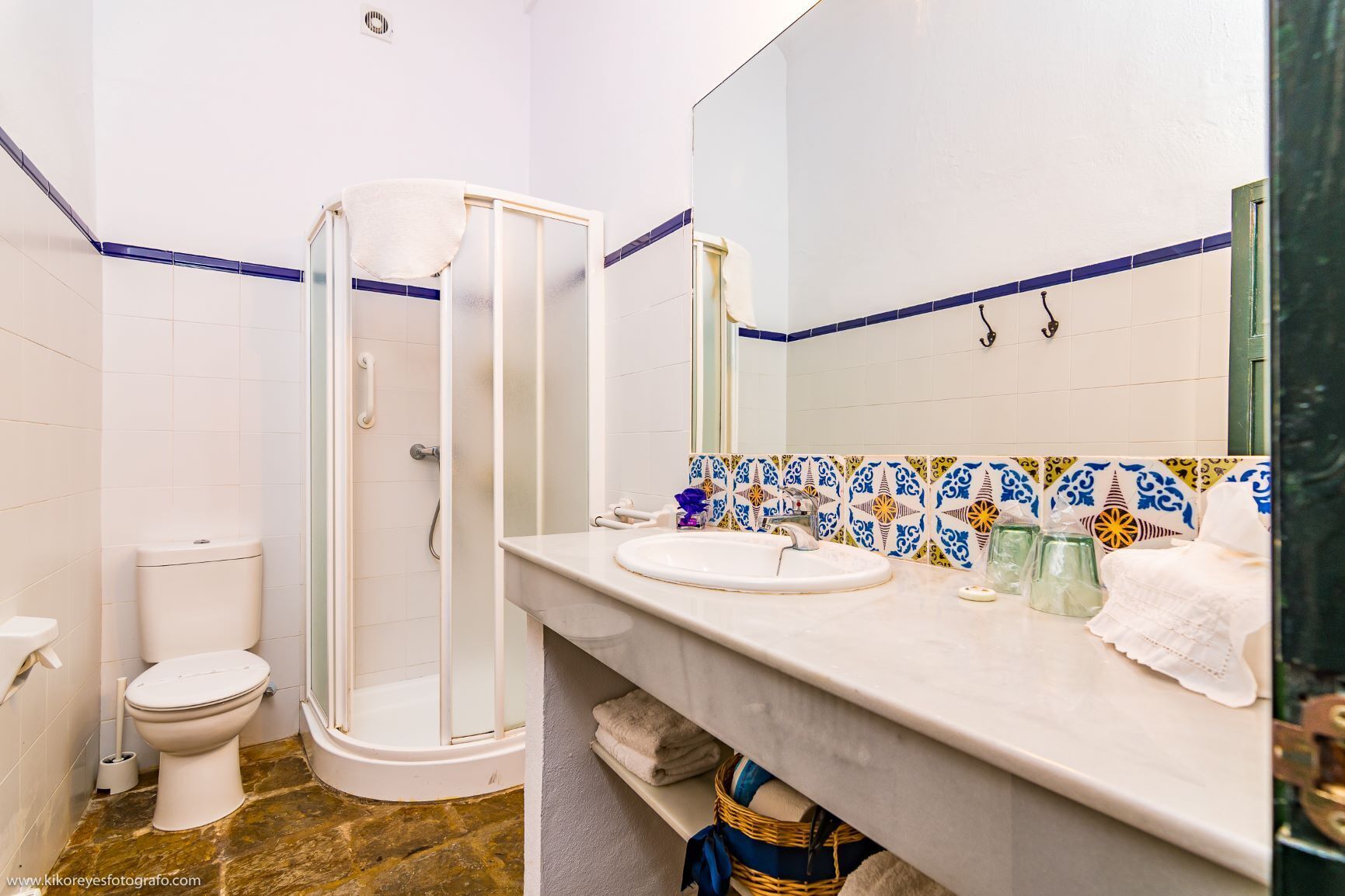 standard double room, 1 queen bed | bathroom | free toiletries, hair dryer, towels, soap