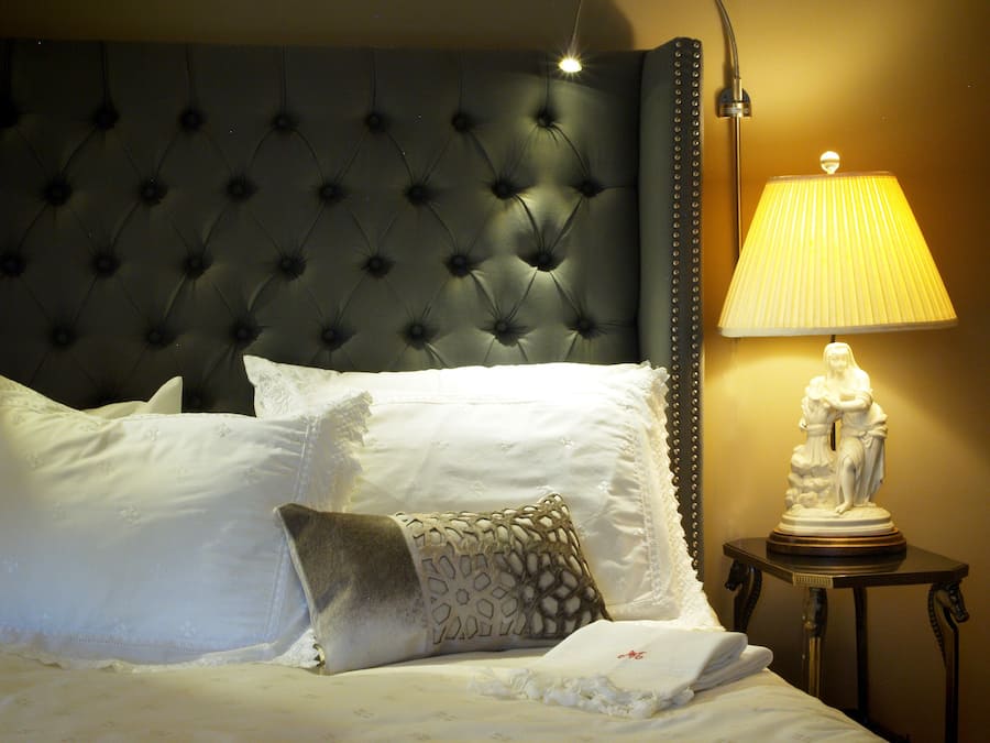 Kamar Deluks, 1 Tempat Tidur Queen, Bebas Asap Rokok, pemandangan kota | Seprai premium, tempat tidur Tempur-Pendic, dan didekorasi berbeda-beda