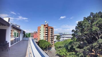 Un bâtiment moderne doté d’un toit plat et d’un balcon.