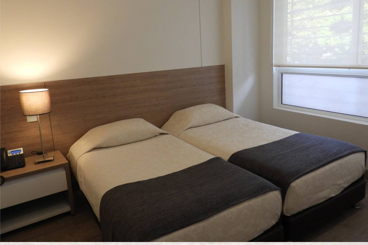 Minibar, caja de seguridad en la habitación y escritorio