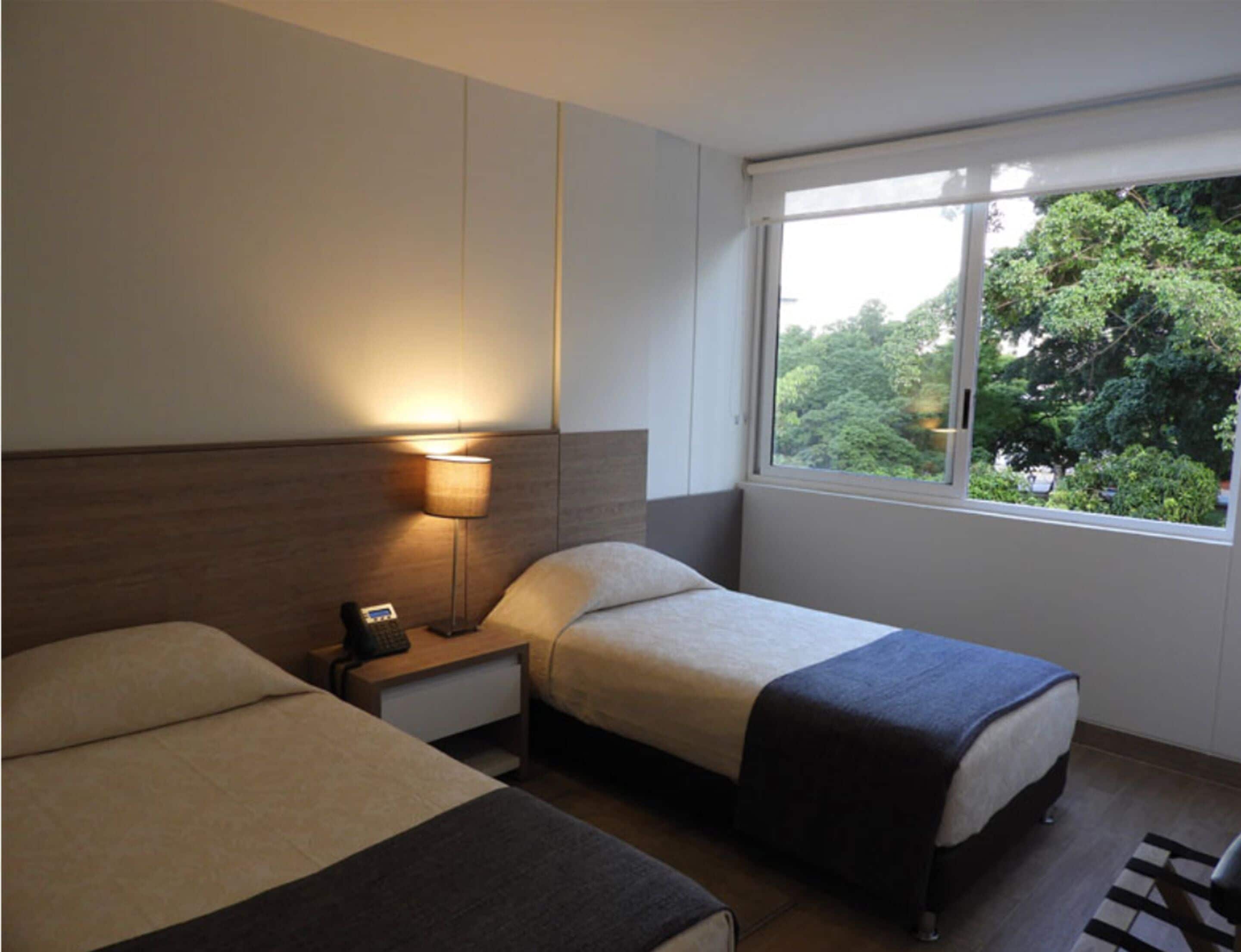 deluxe suite, park view | minibar, in-room safe, desk, soundproofing