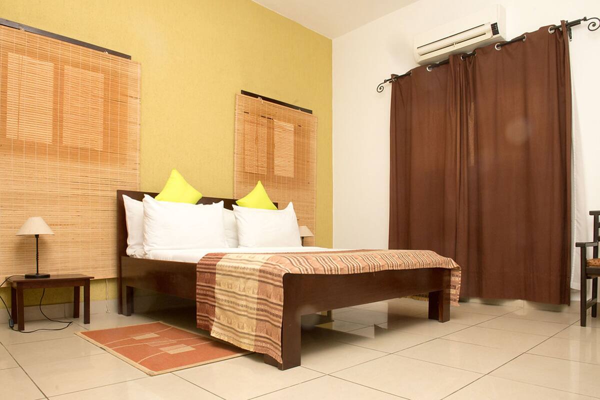 Blackout curtains, free WiFi