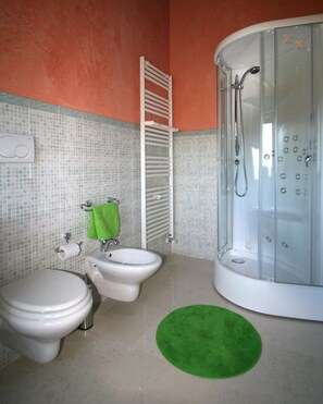 Shower, hydromassage showerhead, free toiletries, hair dryer - Tenuta Fortelongo (Fara Vicentino)