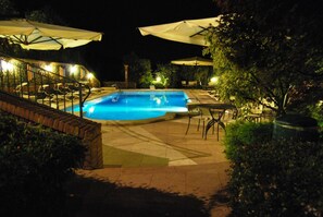 Außenpool, geöffnet von 08:30 Uhr bis 20:30 Uhr, Liegestühle