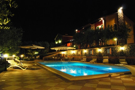 Piscina externa, funciona das 8h30 às 20h30, espreguiçadeiras