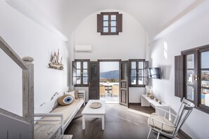 Honeymoon Suite | 1 bedroom, in-room safe, desk, laptop workspace