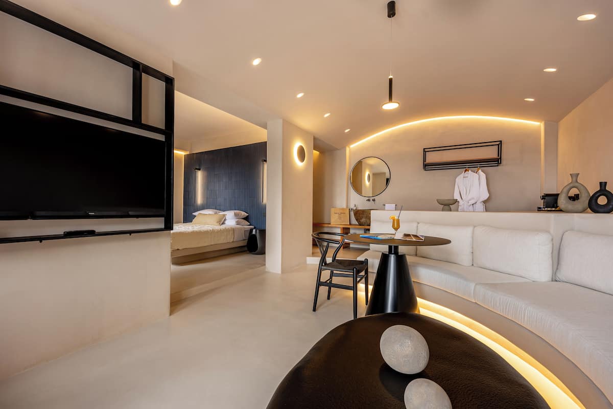 Deluxe Studio Suite | 1 bedroom, in-room safe, desk, laptop workspace