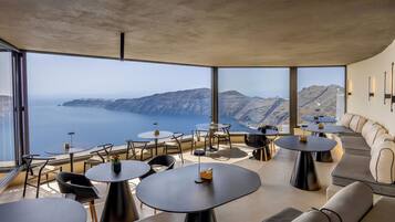 Sarapan prasmanan setiap hari (EUR 25 per orang)