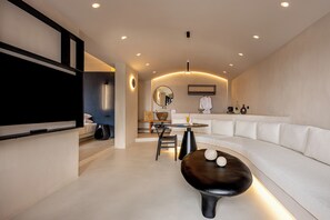 Deluxe Studio Suite | In-room safe, desk, laptop workspace, soundproofing - Caldera Memories (Santorini)