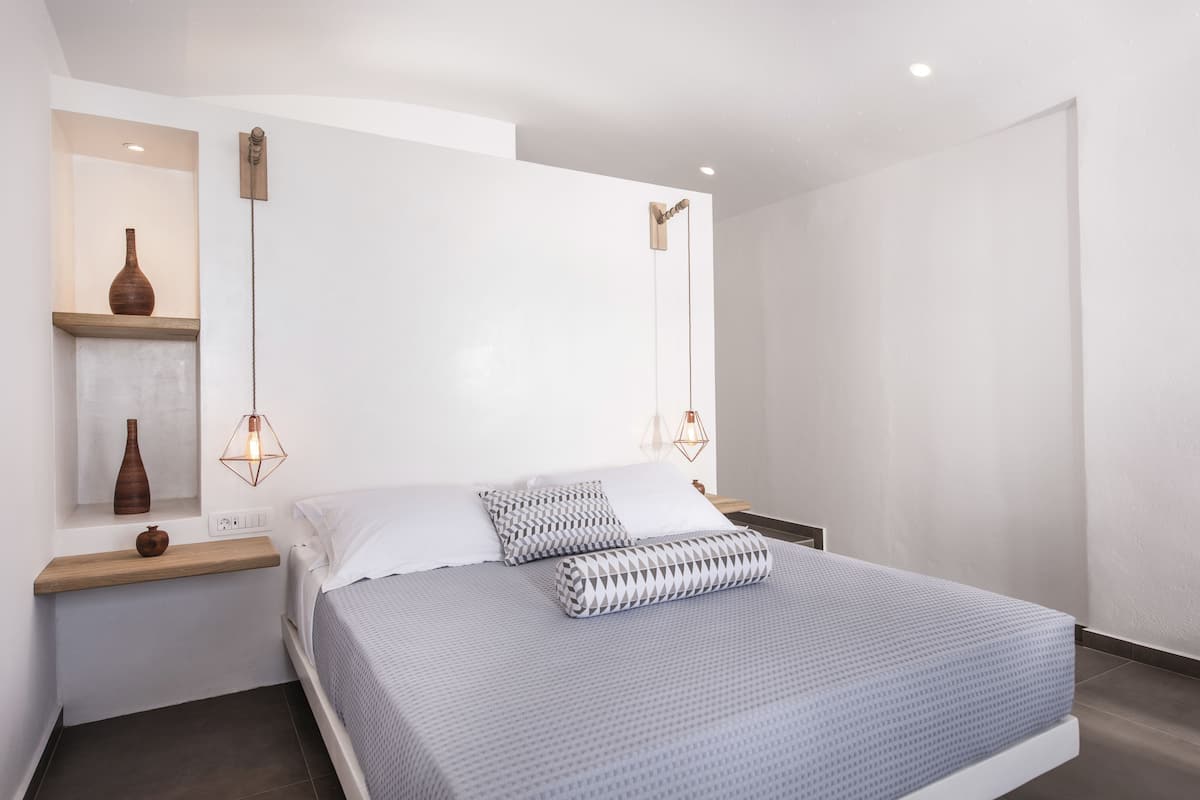 Superior Room | 1 bedroom, in-room safe, desk, laptop workspace
