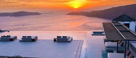 Piscine extérieure (ouverte en saison), parasols de plage