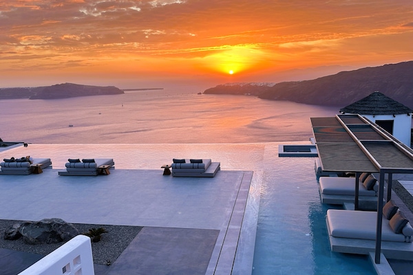 Una piscina al aire libre de temporada, sombrillas