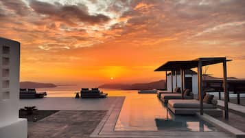 Piscina a l'aire lliure de temporada (horari: 08:30-20:00) i para-sols