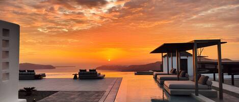 Una piscina al aire libre de temporada, sombrillas