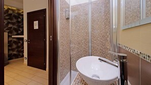 Douche, articles de toilette gratuits, sèche-cheveux, bidet