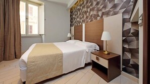 Kahden hengen classic-huone | Minibaari, tallelokero huoneessa, työpöytä, äänieristys