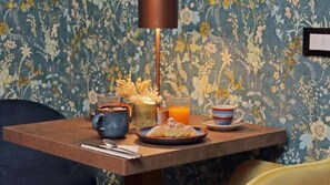 Desayuno de cocina local (EUR 6 por persona) 