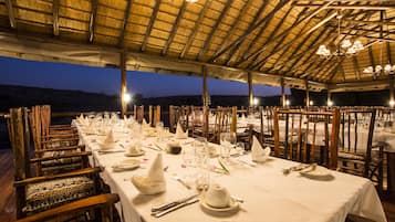 Breakfast, lunch, dinner served; local and international cuisine
