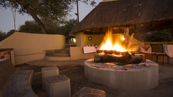 Breakfast, lunch, dinner served; local and international cuisine