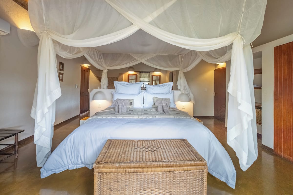 Premium bedding, in-room safe, iron/ironing board, free WiFi
