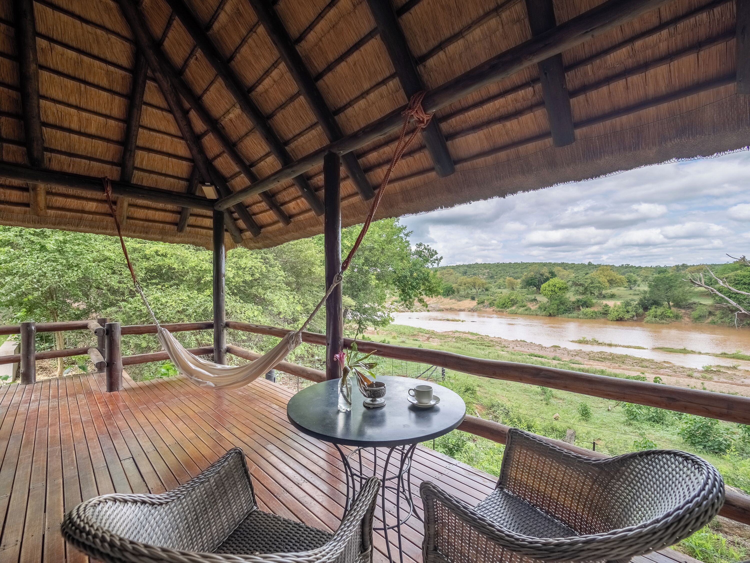 River Bungalow | Seprai premium, brankas, dan didekorasi berbeda-beda