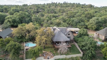 Premium bedding, in-room safe, individually decorated