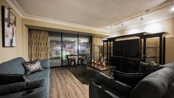 Classic Apartment | Living area | Flat-screen TV