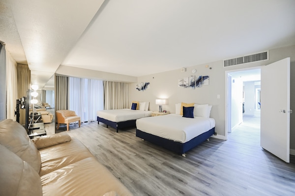 PH Floor Two Bedroom Center Strip | 2 svefnherbergi, sérhannaðar innréttingar, sérvalin húsgögn