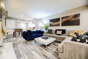 Leilighet – premium | Oppholdsområde | Flatskjerm-TV