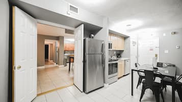 PH Floor Three Bedroom Fountain View | Private kitchen | Fridge, microwave, oven, stovetop