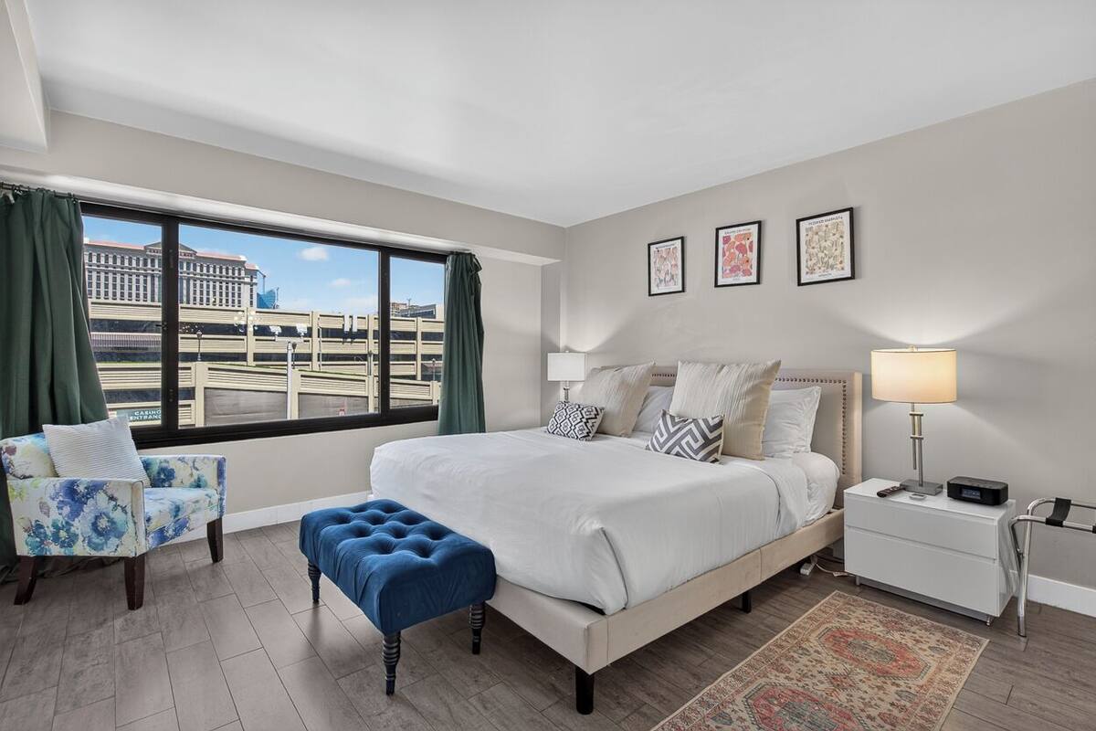  One Bedroom Strip View | Pimennysverhot, silitysrauta/-lauta, ilmainen Wi-Fi