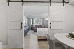 One Bedroom Fountain View | Egyedi dekoráció, egyedi berendezés és sötétítőfüggöny