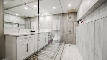 Two Bedroom Center Strip | Bathroom | Combined shower/tub, free toiletries, hair dryer, towels