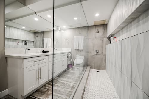 Two Bedroom Center Strip | Bathroom | Combined shower/tub, free toiletries, hair dryer, towels