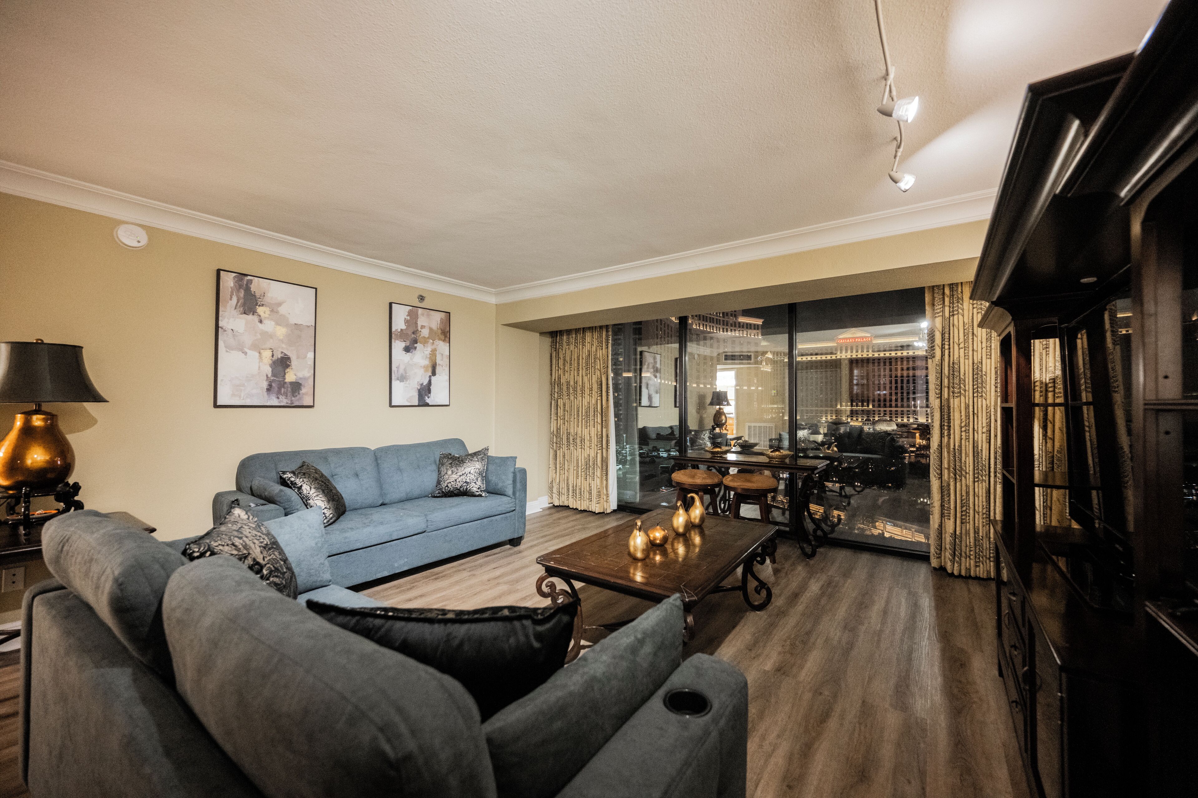 Ein modernes Wohnzimmer mit einer Couch, einem Couchtisch und Kunstwerken an den Wänden.